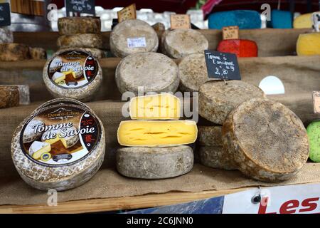 PROVENCE, FRANKREICH - 6. JULI 2014: Bio-Frischkäse aus der Provence auf einem Markt auf dem Land. Straßenmärkte sehr beliebt in der Provence Stockfoto