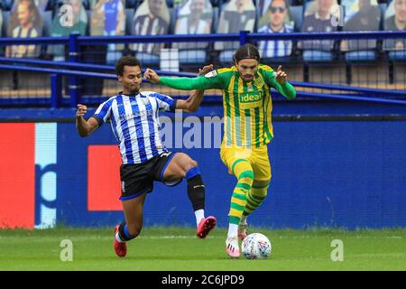 Jacob Murphy (14) von Sheffield Mittwoch rutscht in Filip Krovinovic (7) von West Bromwich Albion Stockfoto