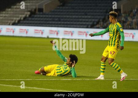 Matheus Pereira (12) von West Bromwich Albion liegt verletzt auf dem Boden Stockfoto