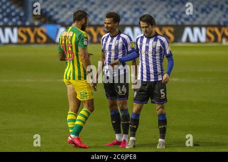 Charlie Austin (15) von West Bromwich Albion und Jacob Murphy (14) von Sheffield Mittwoch haben Worte Stockfoto