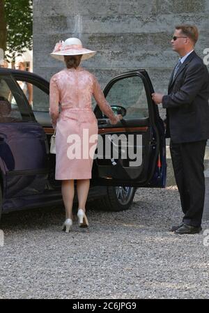 Vadstena, Schweden 2004 Königin Silvia auf dem Weg in ein Auto. Neben einem Leibwächter der schwedischen Sicherheitspolizei (Säpo). Foto Jeppe Gustafsson Stockfoto