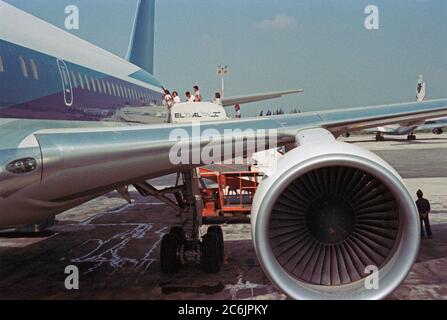 Passagiere, die El Al Flugzeuge, Ben Gurion Flughafen, August 1983, Tel Aviv, Israel Stockfoto