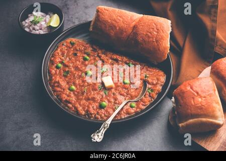 Mumbai Stil Pav bhaji ist ein Fast-Food-Gericht aus Indien, besteht aus einem dicken Gemüse Curry mit einem weichen Brötchen serviert, serviert auf einem Teller Stockfoto