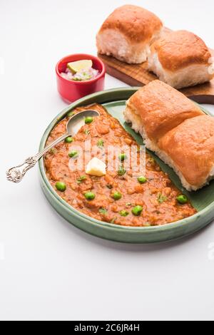 Mumbai Stil Pav bhaji ist ein Fast-Food-Gericht aus Indien, besteht aus einem dicken Gemüse Curry mit einem weichen Brötchen serviert, serviert auf einem Teller Stockfoto