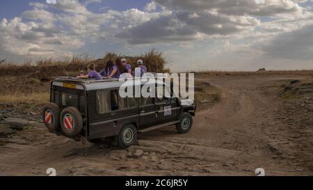 Touristen in das Maasi Mara Wildreservat im Südwesten Kenias Auf der Suche nach Elefanten Stockfoto