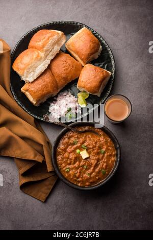 Mumbai Stil Pav bhaji ist ein Fast-Food-Gericht aus Indien, besteht aus einem dicken Gemüse Curry mit einem weichen Brötchen serviert, serviert auf einem Teller Stockfoto