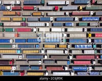 Ein Muster von vielen Lastwagen aus einer Höhe genommen. Lastwagen standen an, um Getreide im Hafen zu entladen. Transport und Logistik. Stockfoto