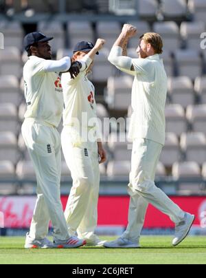 Englands Ben Stokes (rechts) feiert das Wicket von West Indies Jason Holder während des dritten Tages der Test Series im Ageas Bowl, Southampton. Stockfoto