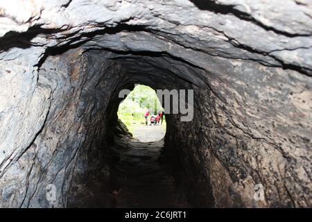 Blick von innen auf eine kleine Tunnelhöhle am Alderley Edge in Cheshire, England Stockfoto