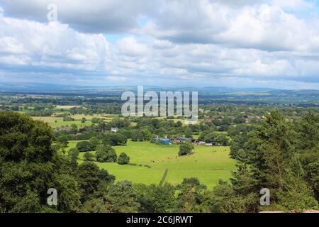 Blick auf die Cheshire-Landschaft von Stormy Point am Alderley Edge in Cheshire, England Stockfoto