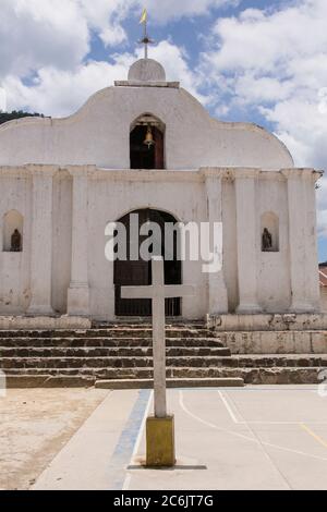 Guatemala, Solola Department, Santa Cruz la Laguna, EINE kleine, einfache katholische Kirche mit einem Kreuz auf dem platz oder dem Stadtplatz davor. Stockfoto