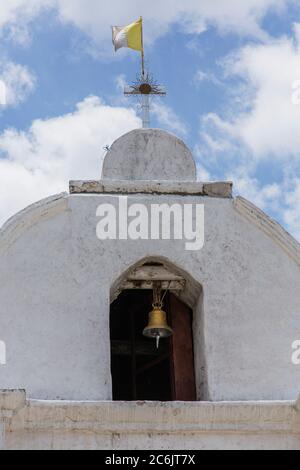 Guatemala, Solola Department, Santa Cruz la Laguna, die Fassade und Glockenturm der einfachen Pfarrkirche. Dahinter ist die Dorfschule. Stockfoto