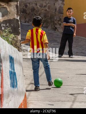 Guatemala, Solola Department, Santa Cruz la Laguna, zwei junge Jungs spielen Fußball oder Fußball auf der Straße. Stockfoto