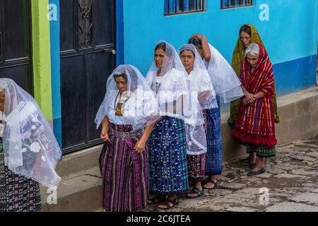 Guatemala, Abteilung Solola, San Pedro la Laguna, katholische Prozession der Jungfrau von Carmen. Frauen in traditionellem Maya-Kleid mit weißen Mantillas über dem Kopf. Stockfoto