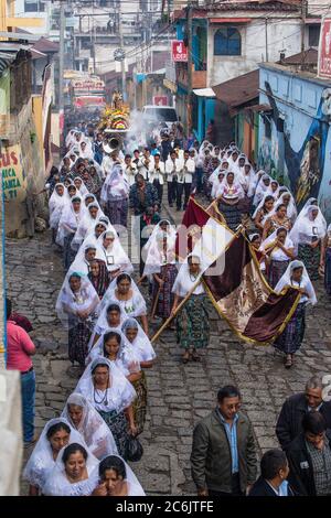 Guatemala, Abteilung Solola, San Pedro la Laguna, katholische Prozession der Jungfrau von Carmen. Frauen in traditionellem Maya-Kleid mit weißen Mantillas über dem Kopf. Frauen tragen das Bild der Jungfrau in der Prozession. Stockfoto