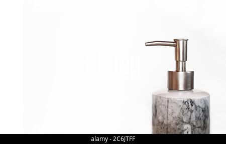 Flüssigseifenbehälter auf weiß isoliert. Elegante Flaschenschablone für Dispenser Stockfoto