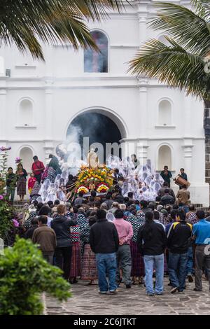 Guatemala, Abteilung Solola, San Pedro la Laguna, katholische Prozession der Jungfrau von Carmen. Frauen in traditionellem Maya-Kleid mit weißen Mantillas über dem Kopf. Frauen tragen das Bild der Jungfrau in der Prozession. Stockfoto