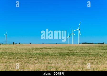 Saclas, Frankreich. Mai 31. 2020. Die Windturbine war auf einem Feld auf dem Land aufgestellt. Struktur, die mit dem Wind arbeitet. Konzept für erneuerbare Energien. Stockfoto