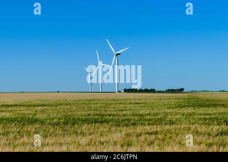 Saclas, Frankreich. Mai 31. 2020. Die Windturbine war auf einem Feld auf dem Land aufgestellt. Struktur, die mit dem Wind arbeitet. Konzept für erneuerbare Energien. Stockfoto