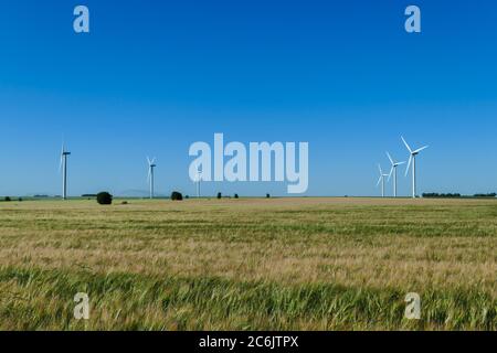 Saclas, Frankreich. Mai 31. 2020. Die Windturbine war auf einem Feld auf dem Land aufgestellt. Struktur, die mit dem Wind arbeitet. Konzept für erneuerbare Energien. Stockfoto