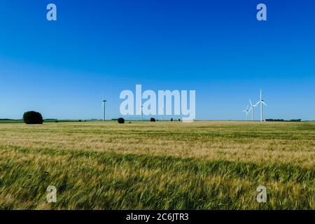 Saclas, Frankreich. Mai 31. 2020. Die Windturbine war auf einem Feld auf dem Land aufgestellt. Struktur, die mit dem Wind arbeitet. Konzept für erneuerbare Energien. Stockfoto