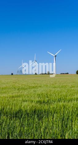 Saclas, Frankreich. Mai 31. 2020. Die Windturbine war auf einem Feld auf dem Land aufgestellt. Struktur, die mit dem Wind arbeitet. Konzept für erneuerbare Energien. Stockfoto