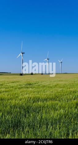 Saclas, Frankreich. Mai 31. 2020. Die Windturbine war auf einem Feld auf dem Land aufgestellt. Struktur, die mit dem Wind arbeitet. Konzept für erneuerbare Energien. Stockfoto