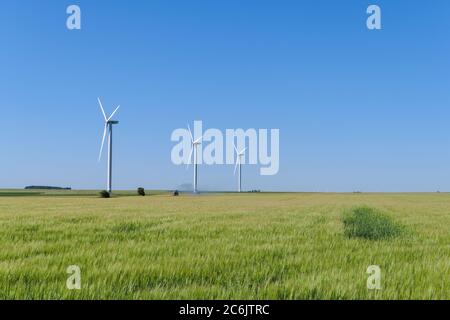 Saclas, Frankreich. Mai 31. 2020. Die Windturbine war auf einem Feld auf dem Land aufgestellt. Struktur, die mit dem Wind arbeitet. Konzept für erneuerbare Energien. Stockfoto