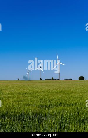 Saclas, Frankreich. Mai 31. 2020. Die Windturbine war auf einem Feld auf dem Land aufgestellt. Struktur, die mit dem Wind arbeitet. Konzept für erneuerbare Energien. Stockfoto