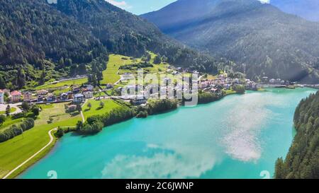 Luftaufnahme des Auronzo-Sees und der Stadt im Sommer, italienische dolomiten. Stockfoto