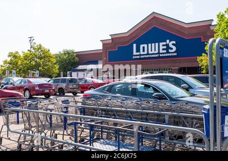 Einkaufswagen und geparkte Autos vor dem Lowe's Store im Waterfront Shopping Complex, Homestead, Pennsylvania, USA Stockfoto