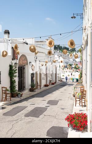 Apulien, Italien - Alberobello, Blick auf die engen Gassen der charakteristischen Stadt des Itria-Tals mit steinernen kegelförmigen Dächern. Stockfoto