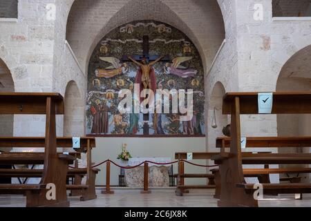 Apulien, Süditalien - Alberobello, eine innere Ansicht der Kirche des heiligen Antonius, kann das schöne Fresko und das hängende Kruzifix sehen. Stockfoto
