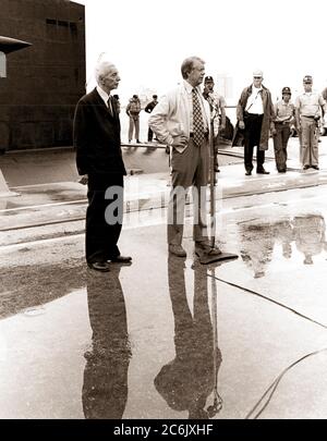 CAPE CANAVERAL, Florida (27. Mai 1977) ADM. Hyman G. Rickover, pensionierter Direktor, Abteilung für Naval Reactors, US Energy Research and Development Administration und stellvertretender Kommandant für Nuclear Propulsion, spricht zu der Gruppe, die im nuklearen U-Boot USS Los Angeles (SSN 688) versammelt war. Seine Antwort auf eine Frage bringt ein Lachen von Präsident Jimmy Carter und der versammelten Menge. Präsident James Earl (Jimmy) Carter, Jr., der 1976 der fünfte Präsident in Folge mit früheren Navy-Dienst wurde, aus Plains, Georgia geboren zu Lillian Gordy und James Earle Carter. Carter wuchs in einem ländlichen Atmo auf Stockfoto