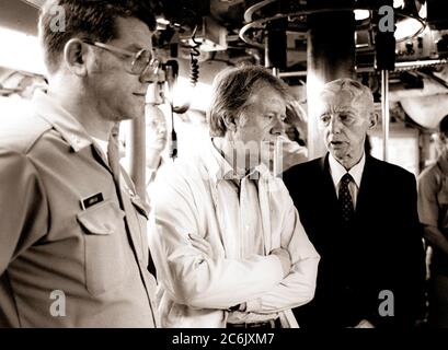 CAPE CANAVERAL, Florida (27. Mai 1977) LT. CDR. Robert J. Labrecque, Executive Officer, Left, Präsident Jimmy Carter und ADM. Hyman G. Rickover, pensionierter Direktor, Abteilung für Naval Reactors, US Energy Research and Development Administration und stellvertretender Kommandant für Nuclear Propulsion, befindet sich während einer Kreuzfahrt im Kontrollraum an Bord des nuklearen U-Bootes USS Los Angeles (SSN 688). Stockfoto