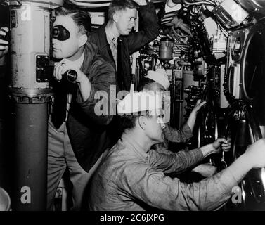 LT. Jimmy Carter an seiner Dienststation an Bord eines U-Bootes der US Navy kurz nach dem Zweiten Weltkrieg. Präsident James Earl (Jimmy) Carter, Jr., der 1976 der fünfte Präsident in Folge mit früheren Navy-Dienst wurde, aus Plains, Georgia geboren zu Lillian Gordy und James Earle Carter. Carter wuchs in ländlicher Atmosphäre auf und besuchte öffentliche Schulen. Er absolvierte die Plains High School im Jahr 1941 und besuchte das Georgia Southwestern College in Americus, Georgia. Nach einem Jahr dort, Carter übertragen Georgia Institute of Technology zu studieren Mathematik für ein Jahr, um für die US Naval Academy zu qualifizieren Stockfoto