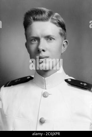 United States Naval Academy Midshipman James Earl Carter Jr. 1947. James Earl (Jimmy) Carter, Jr., der 1976 der fünfte Präsident in Folge mit früheren Navy-Dienst wurde, aus Plains, Georgia geboren zu Lillian Gordy und James Earle Carter. Carter wuchs in ländlicher Atmosphäre auf und besuchte öffentliche Schulen. Er absolvierte die Plains High School im Jahr 1941 und besuchte das Georgia Southwestern College in Americus, Georgia. Nach einem Jahr dort, Carter übertragen Georgia Institute of Technology zu studieren Mathematik für ein Jahr, um für die US Naval Academy zu qualifizieren. 1943 erhielt Carter eine Stockfoto