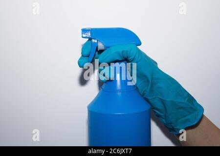 Hand in einen Gummihandschuh und Alkohol antiseptisch. Stockfoto