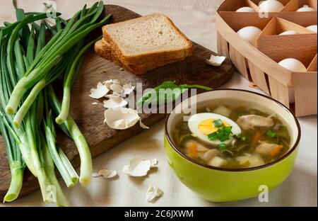 Traditionelle russische Suppe - Grüne Borsch-Sauerampfer-Suppe mit Eiern. Sommermenü Stockfoto