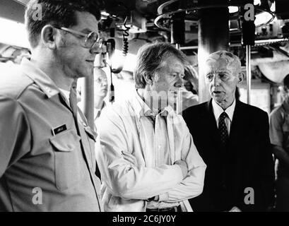 CAPE CANAVERAL, Florida (27. Mai 1977) LT. CDR. Robert J. Labrecque, Executive Officer, Left, Präsident Jimmy Carter und ADM. Hyman G. Rickover, pensionierter Direktor, Abteilung für Naval Reactors, US Energy Research and Development Administration und stellvertretender Kommandant für Nuclear Propulsion, befindet sich während einer Kreuzfahrt im Kontrollraum an Bord des nuklearen U-Bootes USS Los Angeles (SSN 688). Stockfoto