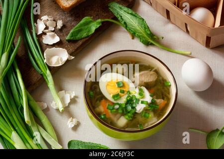 Traditionelle russische Suppe - Grüne Borsch-Sauerampfer-Suppe mit Eiern und Sauerrahm. Sommermenü Stockfoto