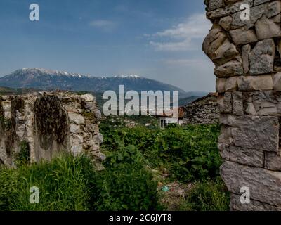 Berat Castle, Albanien, historische byzantinische Festungsruinen mit Blick auf das Tomorr-Gebirge Stockfoto