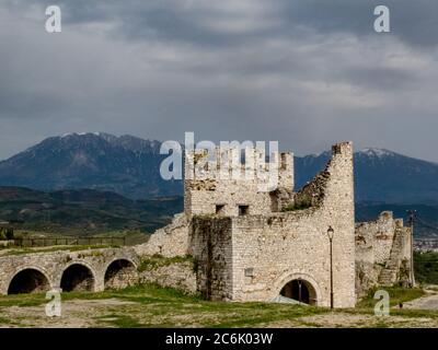 Berat Castle, Albanien, historische byzantinische Festungsruinen mit Blick auf das Tomorr-Gebirge Stockfoto