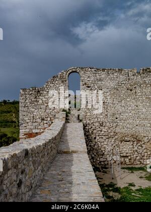 Berat Castle, Albanien, historische byzantinische Festungsruinen mit Blick auf das Tomorr-Gebirge Stockfoto