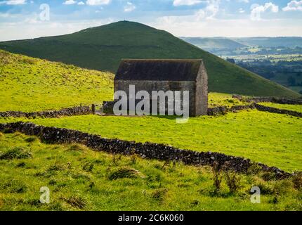 Feldscheune in typischer Peak District Landschaft in der Nähe von Earl Sterndale Derbyshire England Stockfoto