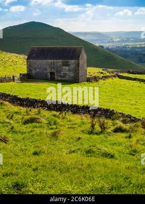 Feldscheune in typischer Peak District Landschaft in der Nähe von Earl Sterndale Derbyshire England Stockfoto