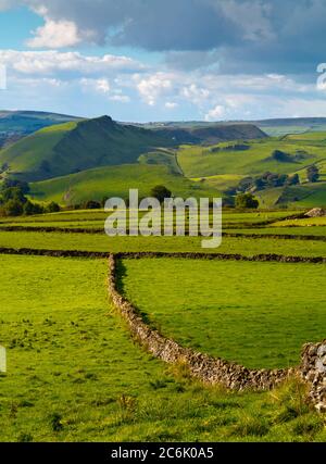 Typische Peak District Landschaft in der Nähe von Earl Sterndale Derbyshire England mit Chrome Hill und Parkhouse Hill in der Ferne. Stockfoto