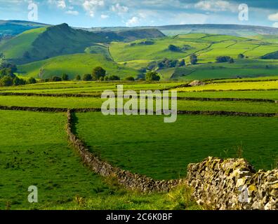 Typische Peak District Landschaft in der Nähe von Earl Sterndale Derbyshire England mit Chrome Hill und Parkhouse Hill in der Ferne. Stockfoto