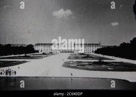 Feine 70er Jahre Vintage schwarz-weiß Lifestyle-Fotografie eines alten geräumigen königlichen Palast. Stockfoto