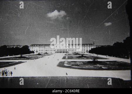 Feine 70er Jahre Vintage schwarz-weiß Lifestyle-Fotografie eines alten geräumigen königlichen Palast. Stockfoto